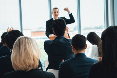 Bir grup iş adamı seminer konferansında toplanıyor. Seyirciler, çalışanların eğitim seanslarındaki eğitmenleri dinliyor. Uzman konuşmacı ile ofis çalışanları toplantısı. Jivy