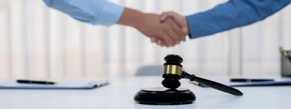 Бизнесмен Корпоративный Юрист Заключают Успешную Сделку Рукопожатием Офисе Юридической Фирмы — стоковое фото