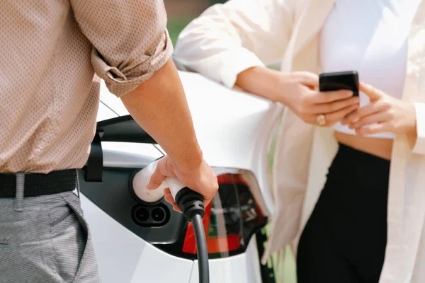 Mladý Pár Používat Smartphone Platit Elektřinu Veřejném Auto Nabíjecí Stanice — Stock fotografie