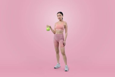 Dinç, enerjik bir kadın izole edilmiş arka planda ağırlık kaldırma egzersizi yapıyor. Genç atletik Asyalı kadın dayanıklılığı ve dayanıklılık eğitimi rutin vücut egzersizi..