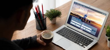 Online uçuş rezervasyon sitesi mod rezervasyon sistemi sağlar. Seyahat teknolojisi kavramı .