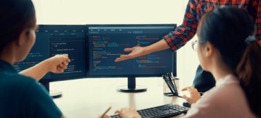 Genç profesyonel web sitesi geliştiricisi ve kooperatif bilgisayar mühendisi ekip modern toplantı odasında program yazma ve kodlama fikri üzerinde kafa yoruyor ve paylaşıyorlar. Takım çalışması konsepti. - Yakın çekim. Filizlenen.