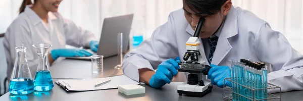 当研究室では 顕微鏡を用いた化学実験を行い 新しいワクチン薬や抗生物質の開発を行っています 生物工学研究室と医学研究の概念 — ストック写真