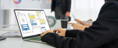 Model mobil uygulama ve web sitesi için UX UI tasarım süreci. Profesyonel uygulama geliştiricisi için kablo grafiğinin yaratıcı prototipi .