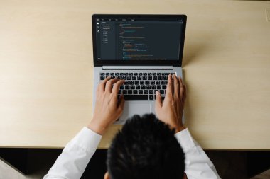 Model uygulama ve program kodlaması için bilgisayar ekranında yazılım geliştirme programlama