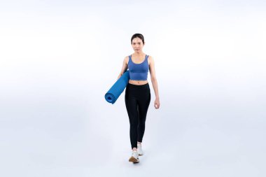 Spor kıyafetleriyle spor minderiyle genç ve çekici Asyalı kadın portresi. Sağlıklı egzersiz ve rutin yaşam tarzı konsepti. Stüdyo çekimi izole edildi. Kuvvetli