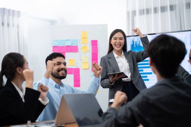 Genç Asyalı iş kadını modern toplantıda TV ekranında veri analizi paneli sunuyor. Bir grup iş adamıyla konferans odasında iş sunumu. Uyum