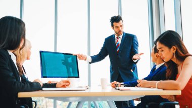 Konferans odasındaki iş adamları yeşil ekran krom anahtar televizyonlu ya da ofis masasında bilgisayar olan kişiler. Çeşitli iş adamları ve iş kadınları video konferansında görüşüyorlar. Jivy