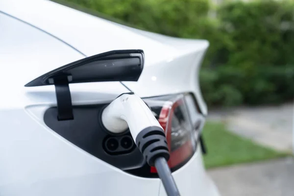 電気自動車ポートに取り付けられたEv充電器プラグハンドルを閉じ 充電ステーションからバッテリーを充電します より良い未来のコンセプトのためのモダンなEv車とクリーンエネルギーの持続可能性 シンクロノス — ストック写真