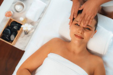 Panorama 'da kadınların stres önleyici kafa masajından ve lüks tatil beldesi veya otel spa salonundaki modern ışık ortamında yüz güzelliği eğlencelerini şımartmaktan hoşlandığı bir manzara var. Sessiz.