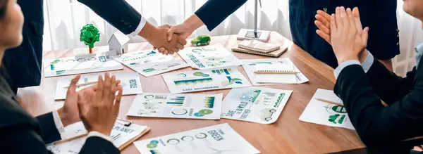 Empresários Apertam Mão Sala Reunião Corporativa Eco Depois Fazer Acordo — Fotografia de Stock