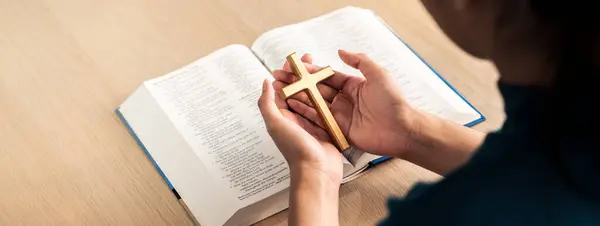 Mujer Creyente Dios Sosteniendo Cruz Madera Libro Biblia Abierta Mesa —  Fotos de Stock