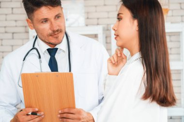 Profesyonel üniformalı doktor hastanedeki ya da klinikteki hastayı muayene ediyor. Sağlık, tıbbi ve doktor servis konsepti. Jivy