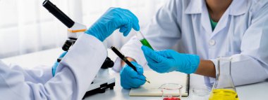 Laboratuvar araştırma ekibi, bilimsel uzmanlık ve laboratuvar ekipmanları ile sağlık hizmetlerini ilerletiyor, yeni ilaçlar araştırıyor ve laboratuvarda tedavi geliştiriyor. Panorama Katı