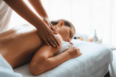 Kafkasyalı kadın müşteri stres önleyici spa masajının keyfini çıkarıyor ve lüks otel ya da oteldeki gündüz açık ortam güzellik salonunda güzellik teniyle eğleniyor. Sessiz.