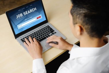 Çalışanların işe alım İnternet ağındaki iş fırsatlarını araması için mod web sitesinde online iş araması