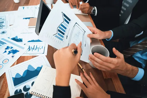 Diverse Gruppe Von Business Analyst Team Analysiert Finanzdaten Berichtspapier Auf — Stockfoto