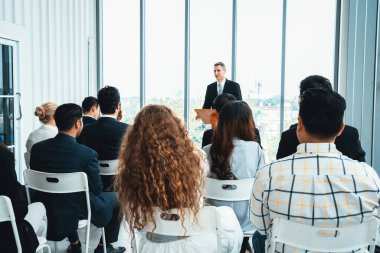 Bir grup iş adamı seminer konferansında toplanıyor. Seyirciler, çalışanların eğitim seanslarındaki eğitmenleri dinliyor. Uzman konuşmacı ile ofis çalışanları toplantısı. Jivy