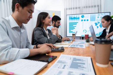 Analist ekibi toplantı masasındaki mali raporları analiz etmek için BI gösterge tablosunu kullanıyor. Çeşitli iş adamlarından oluşan bir grup, iş pazarlama kararı için FIntech 'in veri analizini kullanır. Uyum