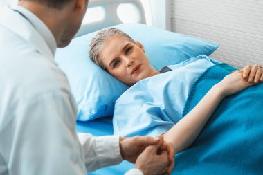 Profesyonel üniformalı doktor hastanedeki ya da klinikteki hastayı muayene ediyor. Sağlık, tıbbi ve doktor servis konsepti. Jivy