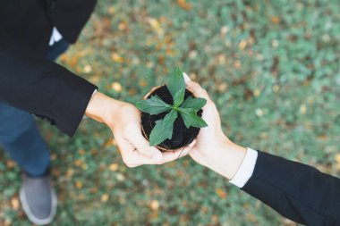 Fabrikayı, kurumsal sosyal sorumluluk üzerine kurulmuş, CO2 emisyonunu azaltan, uygun ortamı koruyan ve ESG ilkesini benimseyen eko şirketi kavramı olarak gören üst düzey iş adamları. Döngü