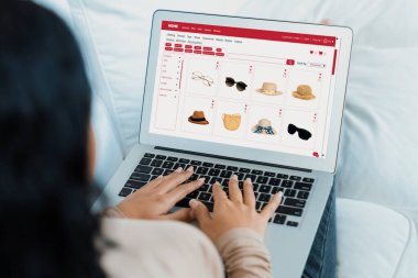 İnternet pazarından alışveriş yapan kadın modern yaşam tarzı için satış malzemeleri arıyor ve önemli siber güvenlik yazılımları tarafından korunan cüzdandan çevrimiçi ödeme için kredi kartı kullanıyor