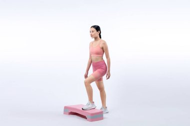 Çalışkan, enerjik bir kadın atölyede egzersiz yapıyor. Kardiyo aerobik hareketleriyle izole bir arka plan. Genç atletik Asyalı kadın mahareti ve dayanıklılık eğitimi konsepti.