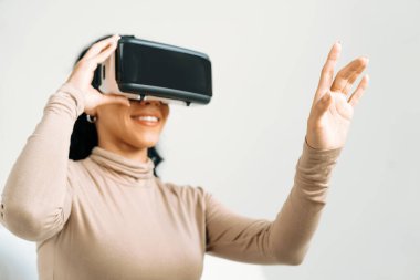 Sanal gerçeklik gözlüğü kullanan genç bir kadın çok önemli online alışveriş deneyimleri için evde. Sanal gerçeklik VR yeniliği kadın dijital eğlence yaşam tarzı için optimize edildi.