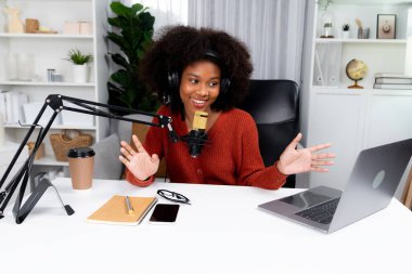 Güzel Afrikalı kadın etkileyicilerin sunucu kanalı yeni dinleyicilerle yayın stüdyosunda konuşuyor. Canlı sosyal medyada yaşam koçu danışmanlığı zamanı. Tavsiye verme kavramı. Tatlandırıcı.