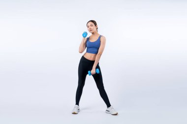 Güçlü enerjik kadın halter kaldırma egzersizi yapıyor izole arka planda. Genç atletik Asyalı kadın dayanıklılığı ve dayanıklılık eğitimi rutin vücut egzersizi..