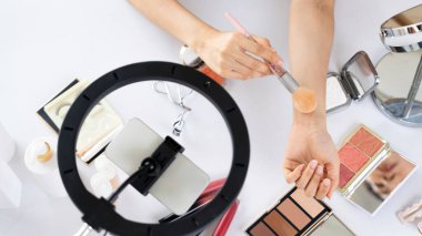 Güzellik blogcusunun ya da nüfuzlu kişinin üst görünümü çevrimiçi canlı yayın platformunda sosyal medya pazarlamasını ya da öğretim elemanlarını görüntüler.