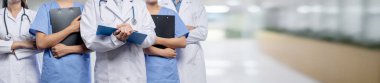 Doktor hemşiresi ve sağlık uzmanı olan kendine güvenen tıbbi ekip bulanık hastane koridorundaki insanları mesleklerine yönlendiriyor. Panoramik pankartta tıbbi ve sağlık hizmetleri topluluğu. Neoterik