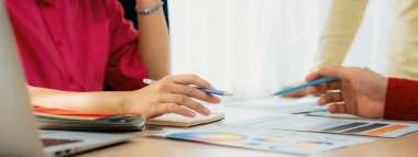 Yaratıcı iç mimar malzemelerin renkleri hakkında beyin fırtınası yapıyor. Mimar tasarımcı grubu renk örneklerini kullanarak renkleri dikkatlice seçer. Yaratıcı tasarım ve takım çalışması konsepti. Değiştirilmiş.