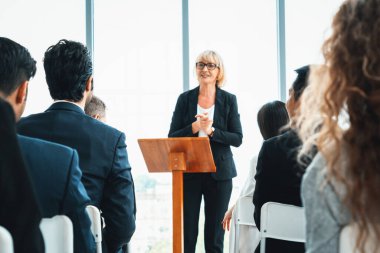 Bir grup iş adamı seminer konferansında toplanıyor. Seyirciler, çalışanların eğitim seanslarındaki eğitmenleri dinliyor. Uzman konuşmacı ile ofis çalışanları toplantısı. Jivy