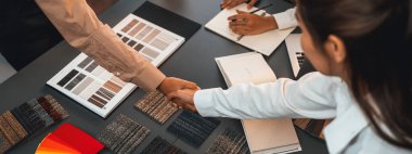 İç mimar, modern ev iç tasarımı için başarılı bir taslak çizimi yaptıktan ve ruh hali malzemesi veya renk seçimi yaptıktan sonra müşteri veya meslektaşlarıyla tokalaşır. İçgörü