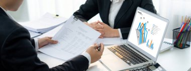 İş istihbarat analisti ekibi bilgisayardaki BI yazılımını kullanarak finansal veri gösterge panelini analiz ediyor. İş teknolojisi, şirket yöneticilerini panoramada stratejik kararlar vermeye teşvik ediyor. Kurnaz.