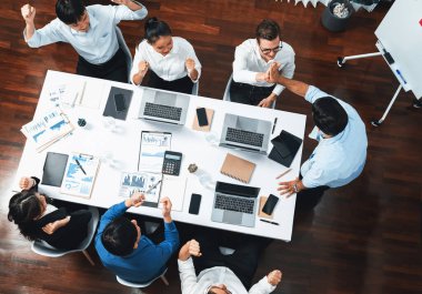 Stratejik iş pazarlama planlaması konusunda anlaşma yaptıktan sonra üst düzey ofis çalışanı beşliği. Takım çalışması ve olumlu tutum verimli ve destekleyici bir iş yeri yaratır. Tedbirli