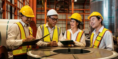 Mühendis ve ustabaşı ekipleri, güvenlik kontrolüyle en yüksek kalitede üretim elde etmek için metal rulo, brifing ve fabrikadaki metal üretim süreci hakkında tartışıyorlar. Örnek gösteriliyor