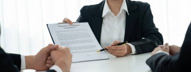 Şirket avukatının ya da hukuk bürosundaki avukat servisinin yardımıyla balyayla ilgili sözleşme imzalama belgesi. İşletme yatırımı ve yasal işlemlerin tamamlanması. Kurnaz.