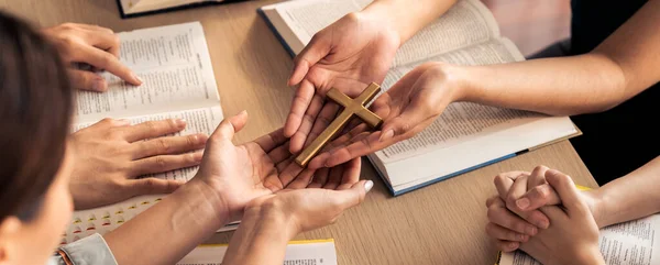 Yakın Plan Kadın Duaları Kutsal Kitabı Kutsal Haçı Inançlı Bir — Stok fotoğraf