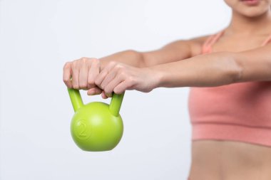 Dinç, enerjik bir kadın izole edilmiş arka planda ağırlık kaldırma egzersizi yapıyor. Genç atletik Asyalı kadın dayanıklılığı ve dayanıklılık eğitimi rutin vücut egzersizi..