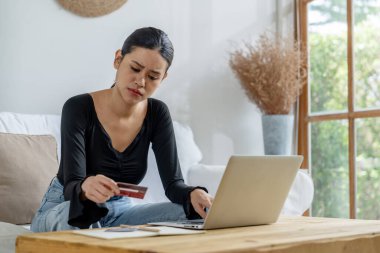 Stresli genç kadının kredi kartı borçlarıyla ilgili maddi sorunları var. En çok kötü kişisel para ve mortgage ödeme yönetimi krizi kavramını gösteriyor..