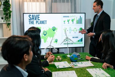 İş adamı lider, CO2 emisyonunu azaltmak ve yenilenebilir alternatif enerji teknolojisiyle daha yeşil bir gelecek için sürdürülebilir ekoloji oluşturmak amacıyla çevre dostu uygulamalar hakkında sunum yaptı. Antika