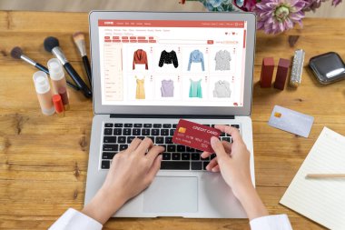 İnternet pazarından alışveriş yapan kadın modern yaşam tarzı için satış malzemeleri arıyor ve en yüksek siber güvenlik yazılımı tarafından korunan cüzdandan çevrimiçi ödeme için kredi kartı kullanıyor