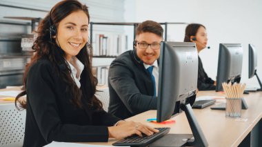 Ofiste çalışan kulaklık takan işadamları uzak müşteri ya da meslektaşlarını desteklemek için çalışıyorlar. Çağrı merkezi, tele pazarlama, müşteri destek acentesi telefon görüşmesinde hizmet sağlıyor. Jivy