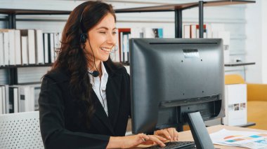 Ofiste çalışan kulaklık takan işadamları uzak müşteri ya da meslektaşlarını desteklemek için çalışıyorlar. Çağrı merkezi, tele pazarlama, müşteri destek acentesi telefon görüşmesinde hizmet sağlıyor. Jivy