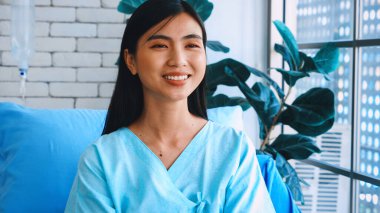 Hastanenin koğuşunda iyileşen mutlu bir hasta. Sağlık, tıbbi ve iyi hastane hizmeti konsepti. Jivy