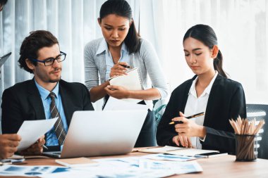Ofis masasındaki finansal veri raporlarını analiz eden çeşitli bir grup iş analisti. Stratejik pazarlama planlaması için iş zekası analizi çizelgesi ve grafiği.