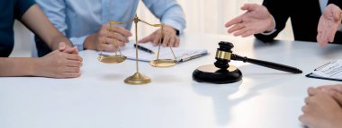 Arabuluculuk yapan avukat, iki taraf arasındaki iş anlaşmazlığını hukuk bürosundaki pazarlıkla çözmek için uzlaşmayı bozdu. Yasal arabuluculuk ve çatışma çözme servisi. Panorama Katı