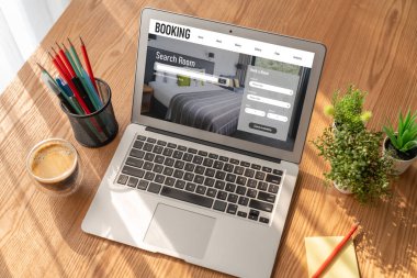 Çevrimiçi otel konaklama rezervasyon sitesi mod rezervasyon sistemi sağlar. Seyahat teknolojisi kavramı .